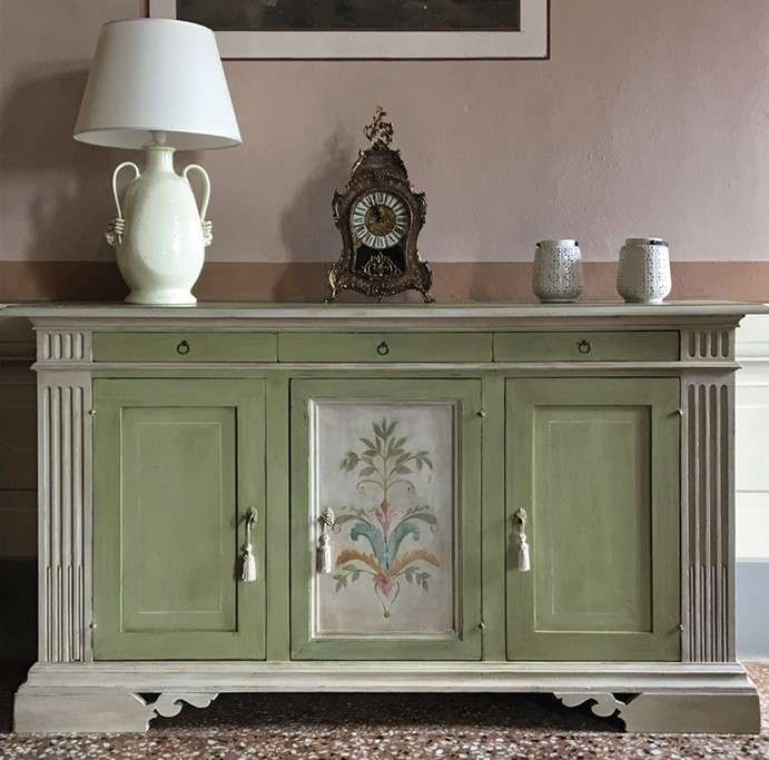 Credenza restaurata e dipinta a mano Credenza restaurata e dipinta a mano